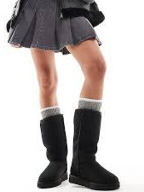UGG Classic Tall II Women Size 8